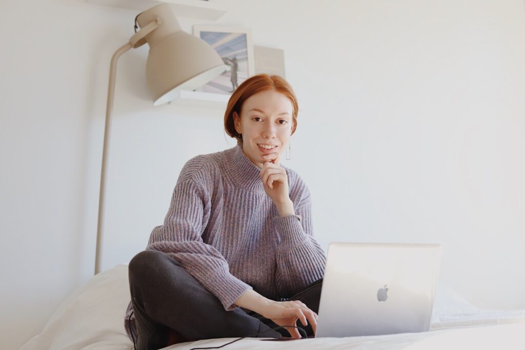 Una giovane donna lavora al suo computer